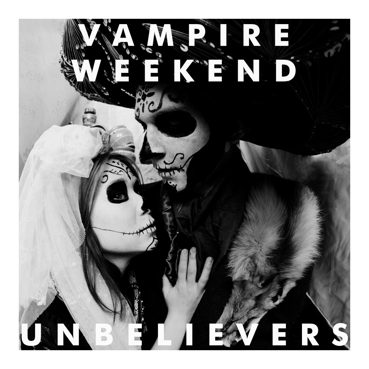 Vampire weekend only god was above us. Группа Vampire weekend. Vampire weekend Vampire weekend обложка альбома. Vampire weekend Modern Vampires of the City обложка. Vampire weekend contra обложка альбома.