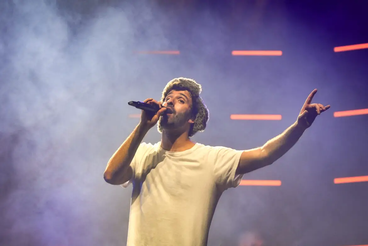 Live Review: AJR Strike Ears, Eyes, & Hearts on the “Maybe Man” Tour in ...